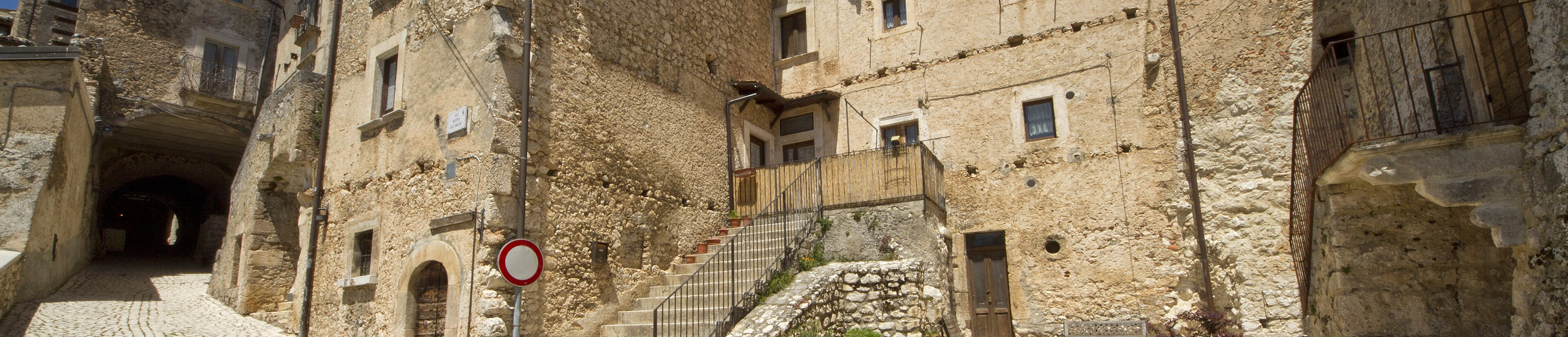 Santo Stefano di Sessanio v Abruzzu, kamenná vesnice na kopci